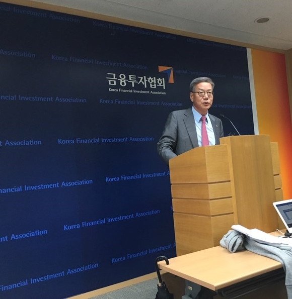 황영기 금융투자협회 회장이 8일 오전 금융투자협회에서 열린 ISA수익률 오류와 관련한 브리핑을 가지고 있다.<사진=홍석경 기자>