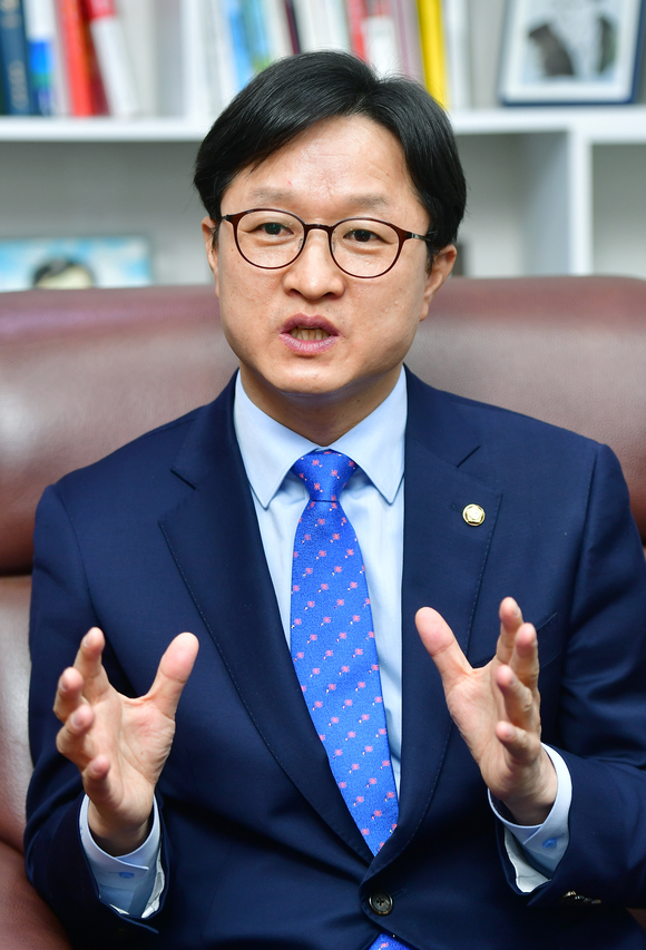 강병원 의원(국회 환경노동위원회, 더불어민주당)은 본지와의 인터뷰 내내 ‘행복’한 대한민국을 위해 필요한 법안을 제시했다. /사진=박효상 기자