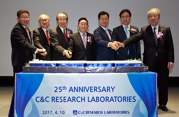 C&C신약연구소 제공, 왼쪽부터 전재광 C&C신약연구소 공동대표, 정규상 성균관대학교 총장, 나가야마 오사무 쥬가이제약 회장, 이종호 JW중외제약 명예회장, 이경하 JW중외제약 회장, 원희목 한국제약바이오협회장, 야마자키 타츠미 C&C신약연구소 공동대표.