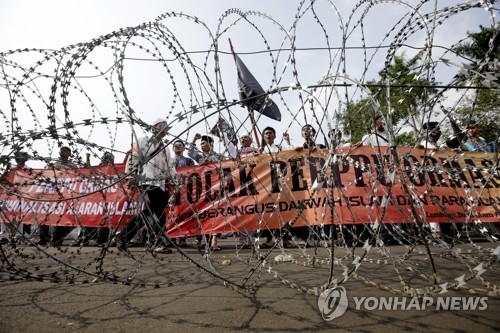 도네시아는 세속적 민주주의를 비교적 잘 유지해온 무슬림 주류국가다. 최근 이슬람극단주의에 경도되는 인구가 확산되고 있어 큰 우려를 낳고 있다. 사진은 지난달 28일 자카르타에서 있었던 HTI 해산 반대 집회 모습. 사진은 지난달 28일 자카르타에서 있었던 급진주의 이슬람 단체의 집회 모습.