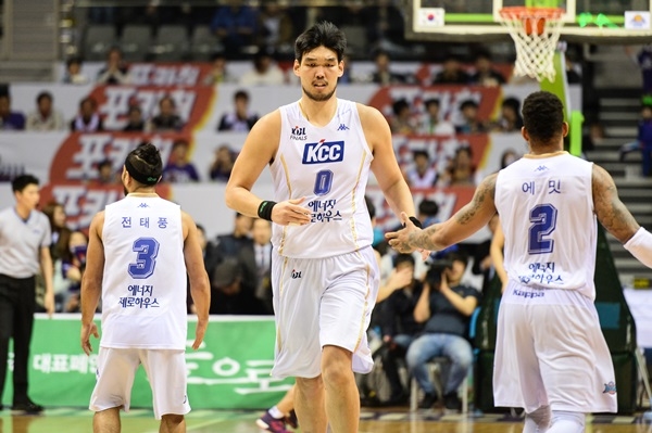 좌측부터 전태풍·하승진·에밋