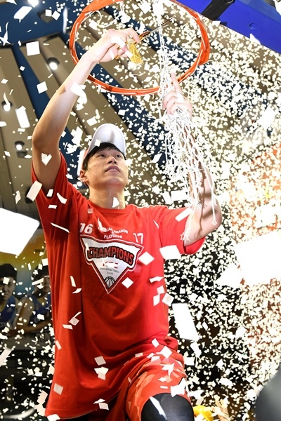 챔피언 결정전 우승을 자축하는 오세근