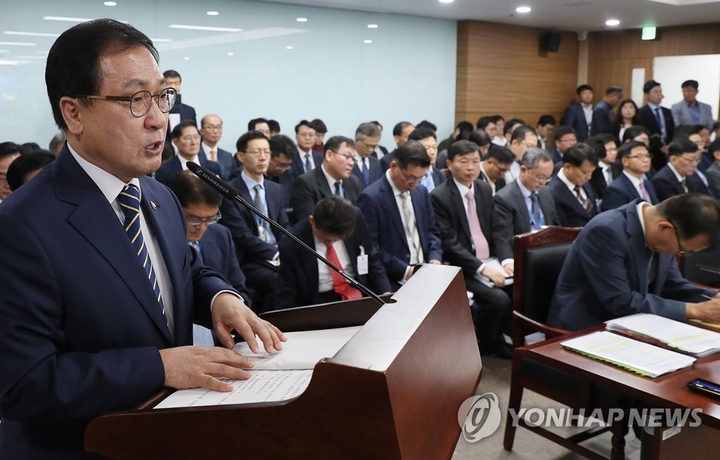 12일 과천정부청사에서 유영민 과학기술정보통신부 장관이 국정감사 업무보고를 하는 모습. 사진=연합뉴스