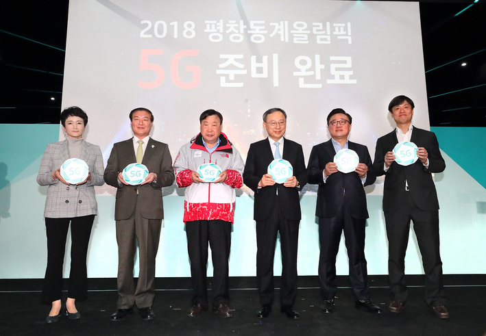 황창규 KT 회장(오른쪽 세번째)이 본사 등에 경찰 압수수색이 이뤄진 31일 강릉 올림픽파크에서 5G 홍보관 개관식에 참석한 모습. KT 제공