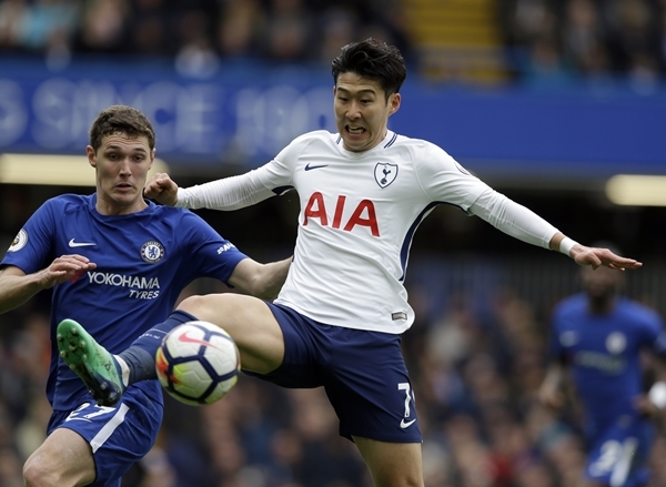 손흥민이 볼 경합을 벌이고 있다. 사진=AP 연합뉴스