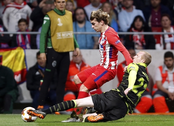 아틀레티코-스포르팅 선수가 볼 경합을 벌이고 있다. 사진=AP 연합뉴스