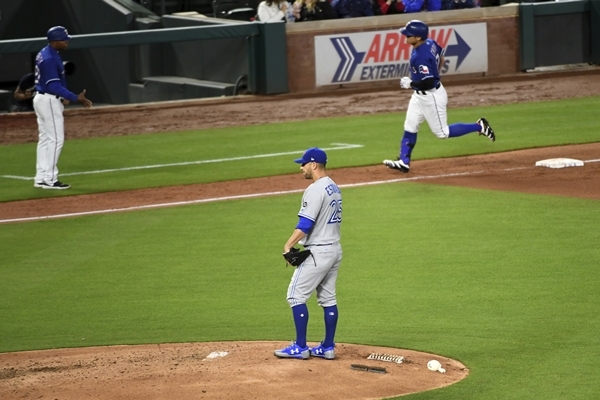 추신수가 홈런을 친 뒤 3루를 지나 홈으로 들어오고 있다. 사진=AP 연합뉴스