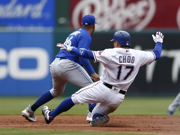 2루타를 친 뒤 베이스로 슬라이딩 태클을 시도하는 추신수. 사진=AP 연합뉴스