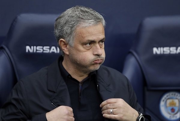 맨체스터 유나이티드 조세 무리뉴 감독이 맨시티 원정전에서 긴장된 표정으로 경기를 지켜보고 있다. 사진=AP 연합뉴스