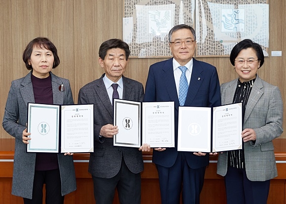 사진설명= 좌측부터 최명례 이사, 황의동 이사, 김승택 원장, 김선민 이사