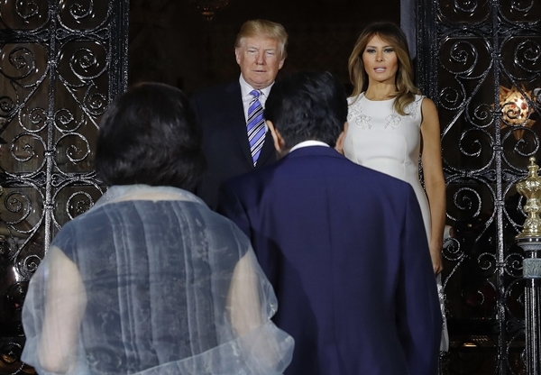 도널드 트럼프 대통령이 아베 총리를 맞이하고 있다. 사진=AP 연합뉴스