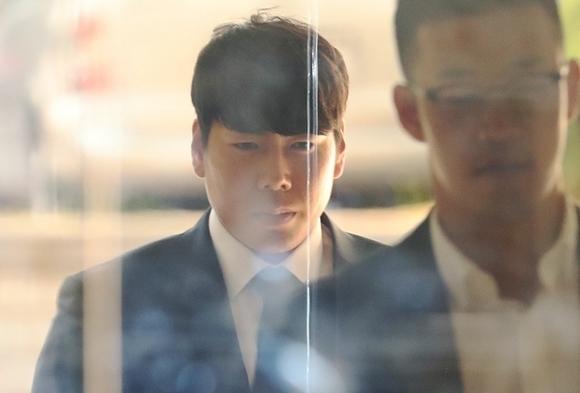 음주뺑소니 사고를 낸 혐의로 재판에 넘겨진 메이저리거 강정호(피츠버그 파이리츠)가 27일 오후 항소심 1차 공판에 출석하기 위해 서울 서초동 서울중앙지법에 들어서고 있다. 사진=연합뉴스