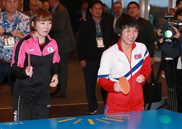 세계탁구선수권에 참가 중인 남북 선수들이 2일(현지시간) 스웨덴 할름스타드의 퇼레산드 호텔에서 깜짝 남북 단일팀 시범경기를 펼쳤다. 사진=대한탁구협회