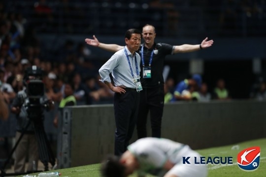 최강희 전북 감독이 부리람전에서 경기를 지켜보고 있다.