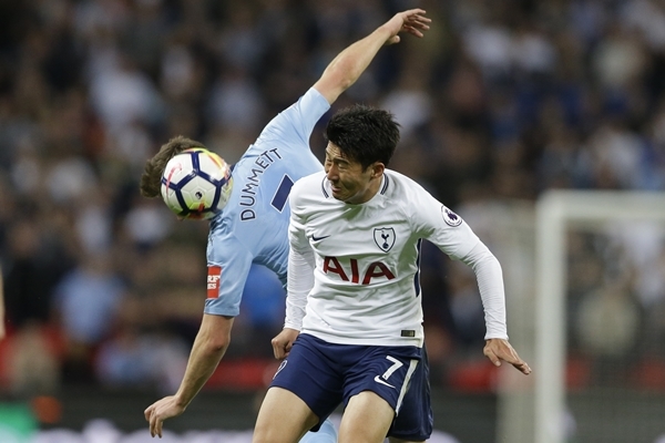 손흥민이 볼 경합을 벌이고 있다. 사진=AP 연합뉴스