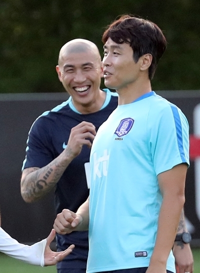 지난해 대표팀 소집훈련에 나선 이동국(우)와 코치 차두리. 사진=연합뉴스