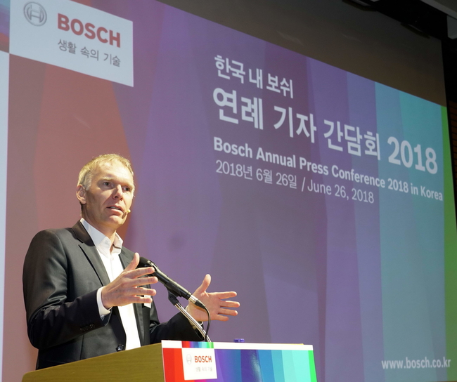 프랑크 셰퍼스 보쉬코리아 대표가 26일 서울 여의도 전경련회관에서 열린 기자간담회에서 발표하고 있다. 보쉬 제공