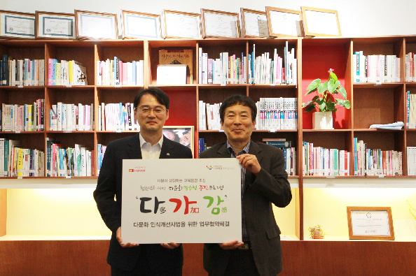 7월 31일 이종묵 티브로드 서울사업부장(왼쪽)과 고의수 무지개청소년센터 소장(오른쪽)이 다문화인식개선사업을 위한 업무협약을 체결했다. 사진=티브로드