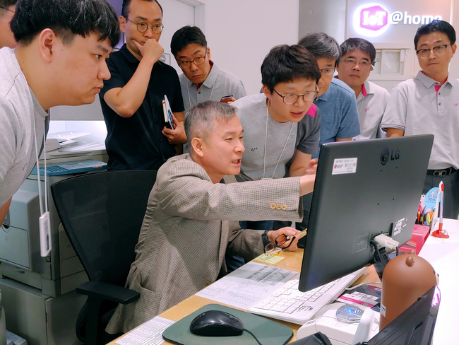 하 부회장이 직영점 직원에게 고객 입장으로 모바일 가입 상담을 받고 있다. 사진=LG유플러스