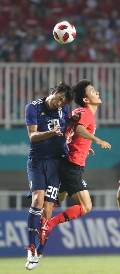 볼 경합 벌이는 황인범. 사진=연합뉴스