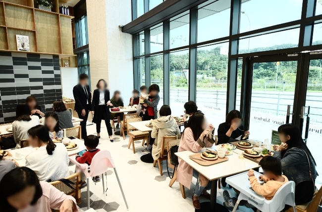 : 지난 2일 문을 연 기흥역 파크 푸르지오 ‘쉐어 키친’에서 입주민들이 브런치를 즐기고 있다. (제공 : 피데스개발)