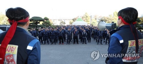 한국GM이 주주총회를 열고 법인분리 안건을 의결한 지난달 19일 오후 인천시 부평구 한국지엠 부평공장 본사 앞에서 전국금속노동조합 한국GM지부 노조원들이 투쟁 결의를 다지고 있다. 사진=연합뉴스