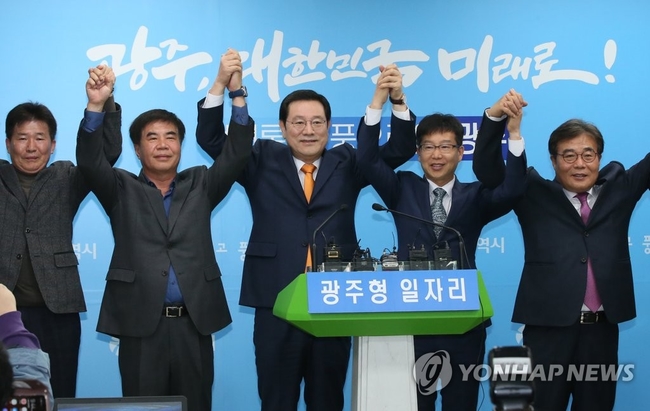 지난달 1일 오전 광주 서구 광주시청 브리핑룸에서 이용섭(가운데) 광주시장이 '광주형 일자리'와 관련해 진행된 원탁회의 결과를 발표하고 기념사진을 찍고 있다. 사진=연합뉴스