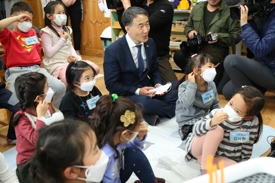 박능후 보건복지부장관이 어린이집 고농도 미세먼지 대응 지침’ 이행 상황을 점검하기 위해 어린이집을 방문했다. 사진=보건복지부
