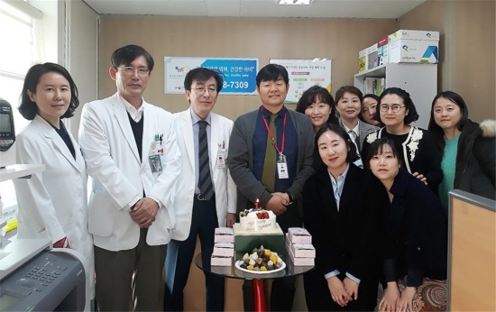 사진=국립중앙의료원에 한국 마더세이프 전문상담센터 개소식에 참석한 국립중앙의료원 정기현 원장(왼쪽에서 3번째), 한정열 센터장(왼쪽에서 4번째) 등 관계자들이 인사를 전하고 있다.