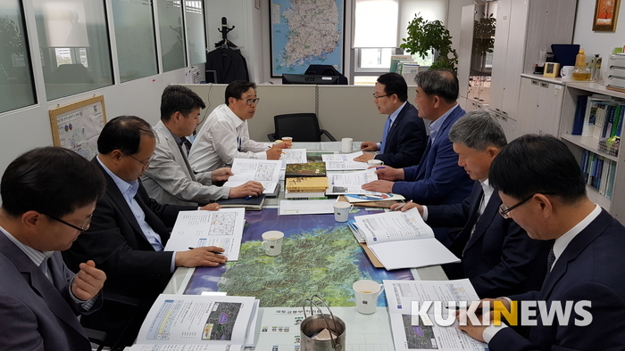 정헌율(오른쪽 맨 끝) 익산시장은 13일 하대성 국토교통부 국토정책관을 만나 국가예산 사업을 설명했다.
