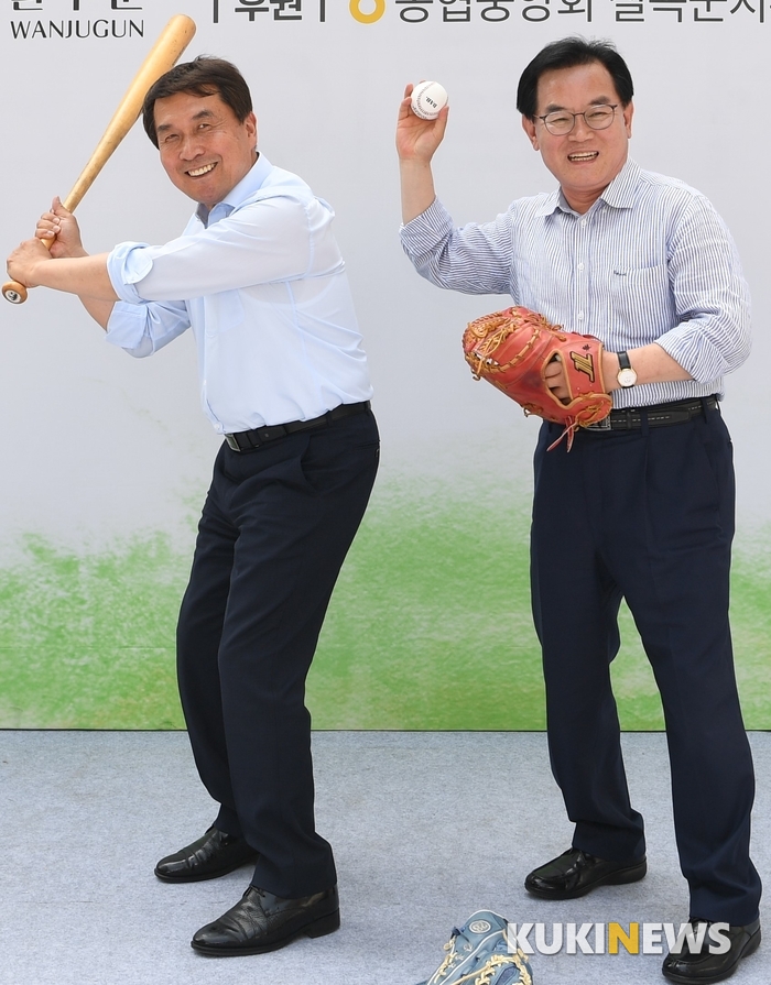 5년 우정의 박성일 완주군수(왼쪽)와 백선기 칠곡군수가 만나 행정교류는 물론 스포츠 교류도 활성화하는 등 단체장 간 변함없는 우정을 과시했다.