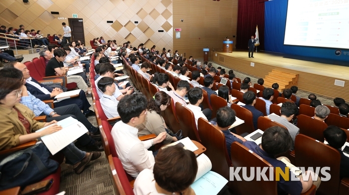 4일 박성일 완주군수가 행정안전부 세종청사에서 소셜굿즈 성공사례를 발표하고 있다.