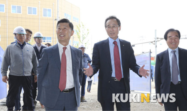 송하진 전북지사(왼쪽 세번째)와 김홍국 하림그룹 회장이 하림공장을 둘러보며 이야기를 나누고 있다.
