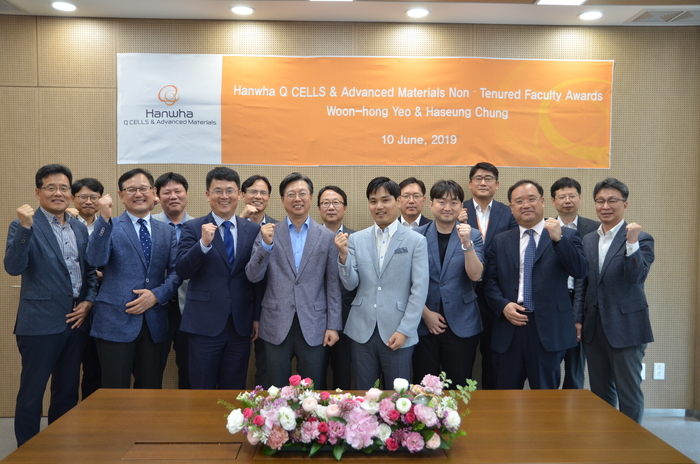이선석 한화첨단소재 대표(앞줄 왼쪽에서 네번째)와 수상자인 정하승 교수(앞줄 왼쪽에서 세번째), 여운홍 교수(앞줄 왼쪽에서 다섯번째)를 비롯해 시상식에 참석한 관계자들이 2019 한화첨단소재 신진 교수상 시상식 후 파이팅을 외치며 기념촬영을 하고 있다.