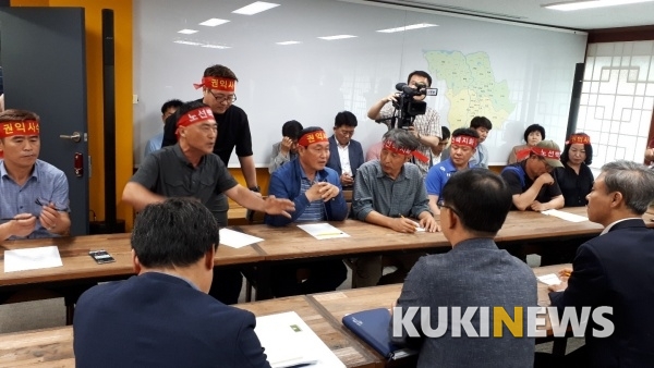 완주 이서 헬기소음 피해 주민들이 전주시장과 면담을 하고 있다.