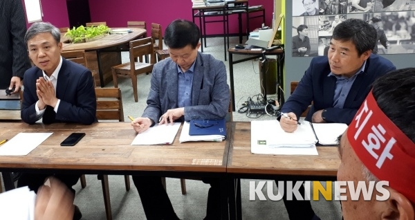김승수 전주시장이 피해 주민들과 이야기를 나누고 있다.