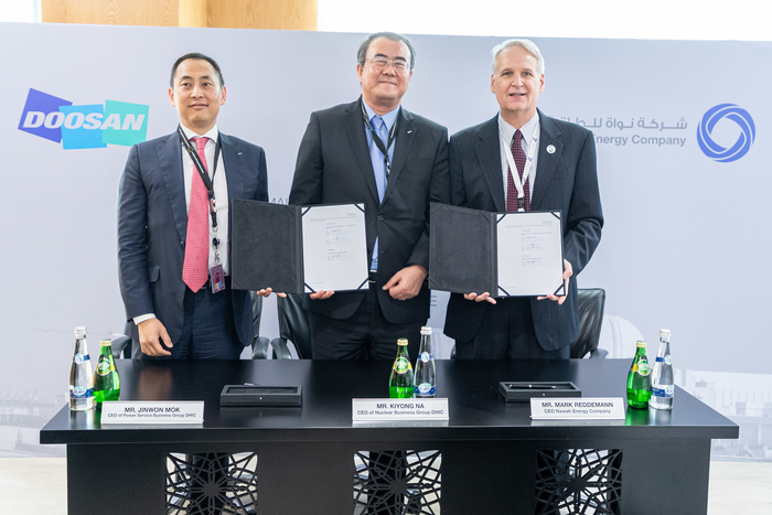 두산중공업은 23일 UAE 아부다비에서 UAE 원전 운영회사인 Nawah Energy Company (이하 Nawah)와 바라카 원전의 정비 사업 계약을 체결했다. (왼쪽부터) 목진원 두산중공업 파워서비스BG장, 나기용 두산중공업 원자력BG장, 마크 레드먼 Nawah CEO가 계약 체결 후 기념 촬영을 하고 있다.