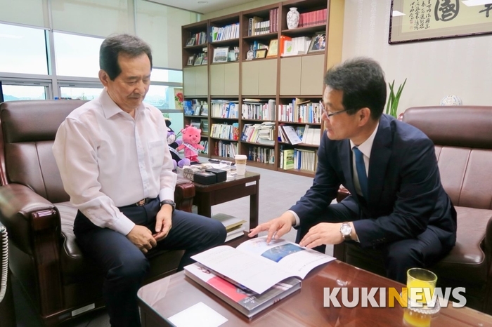 권익현 부안군수(오른쪽)가 정세균 국회의원을 만나 국가예산 협조를 당부하고 있다.