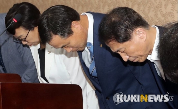 김동원 전북대 총장을 비롯한 보직교수들이 일제히 허리를 굽혔다. 사진=연합뉴스.