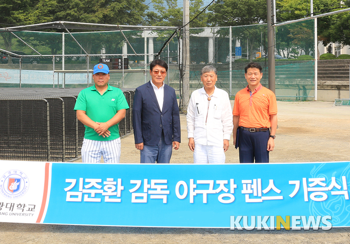 왼쪽부터 손동일 감독, 김준환 전 감독, 이현정 체육실장, 모경하 체육실운영관리과장.