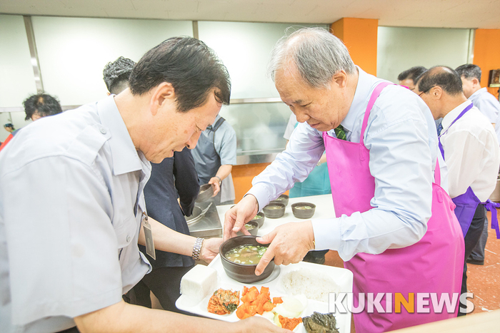 이호인 총장이 앞치마를 두른채 삼계탕 나눔행사에 참여했다.