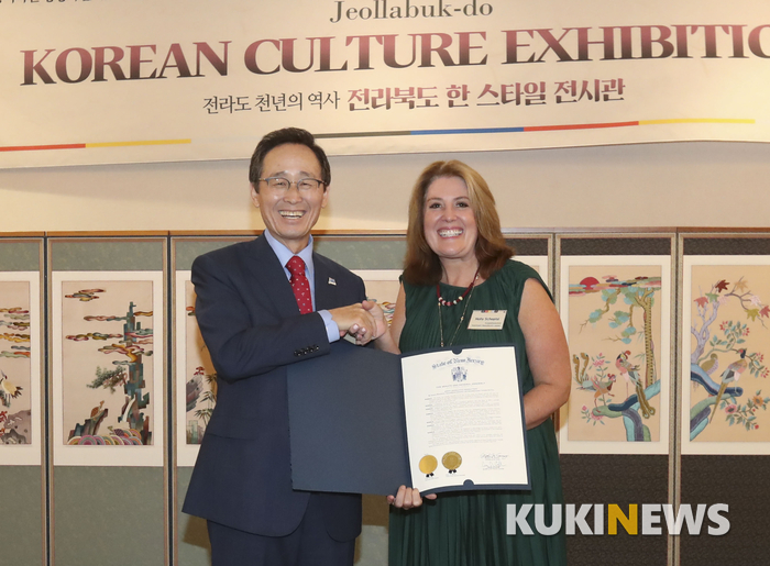 뉴저지주의회 홀리 세피시 상원의원이 지난 6월말 뉴저지주의회에서 채택 의결된 ‘전북도와의 교류협력 공동결의문’을 주의회 대표해 송하진 지사에게 전달했다.