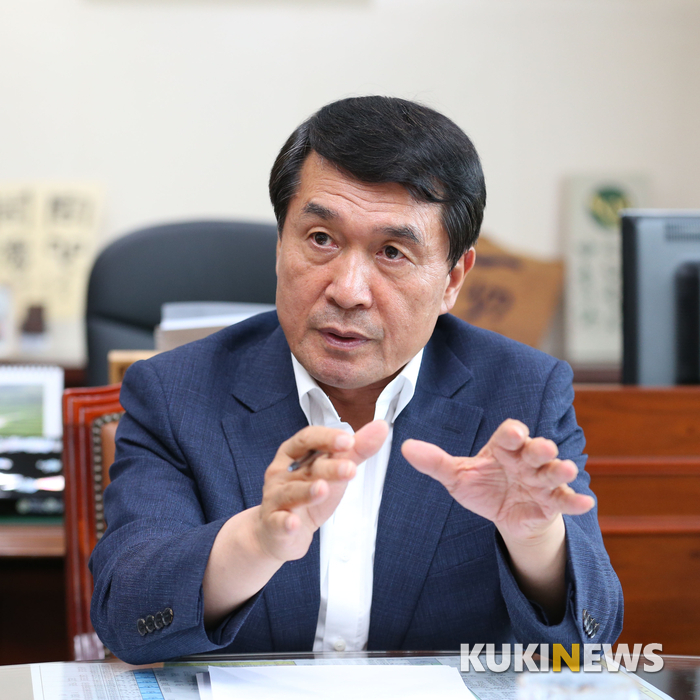 박성일 군수가 일본의 경제보복 조치에 대한 철저한 대비를 주문하고 있다.