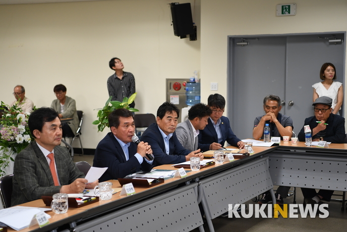 박성일 군수가 헬기로 인한 피해 상황을 설명하고 있다.