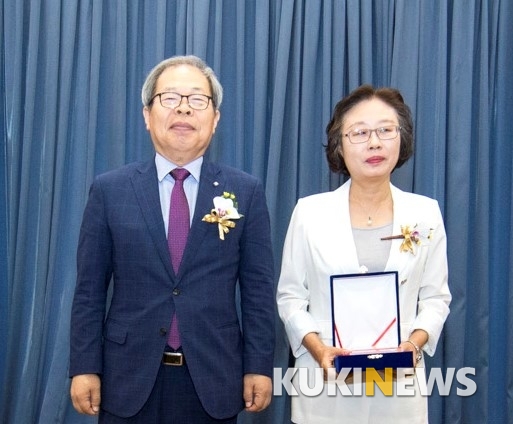 오른쪽이 변은진 교수