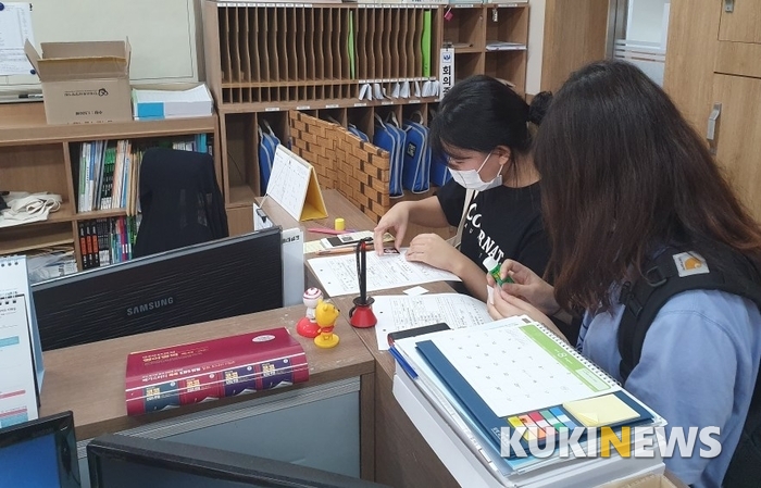전주시내 한 학교에서 수험생들이 원서를 작성하고 있다.