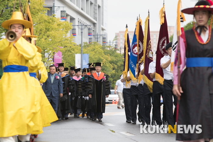 김동원 총장 일행이 학위수여식장에 입장하고 있다.