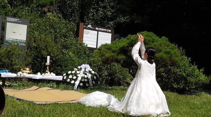 김윤하 예인이 산화한 재인부대원을 추모하고 있다.