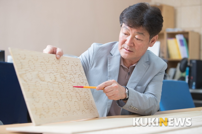 박희준 교수가 자신이 개발한 목재를 설명하고 있다.