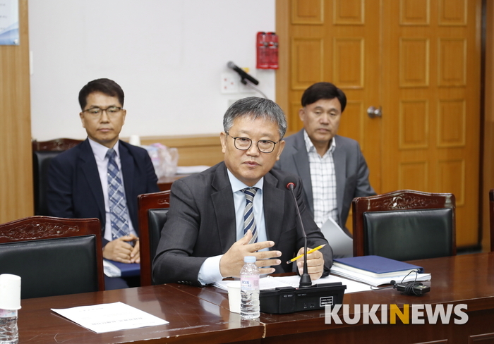 조창구 국장이 지역화폐 도입배경을 설명하고 있다.